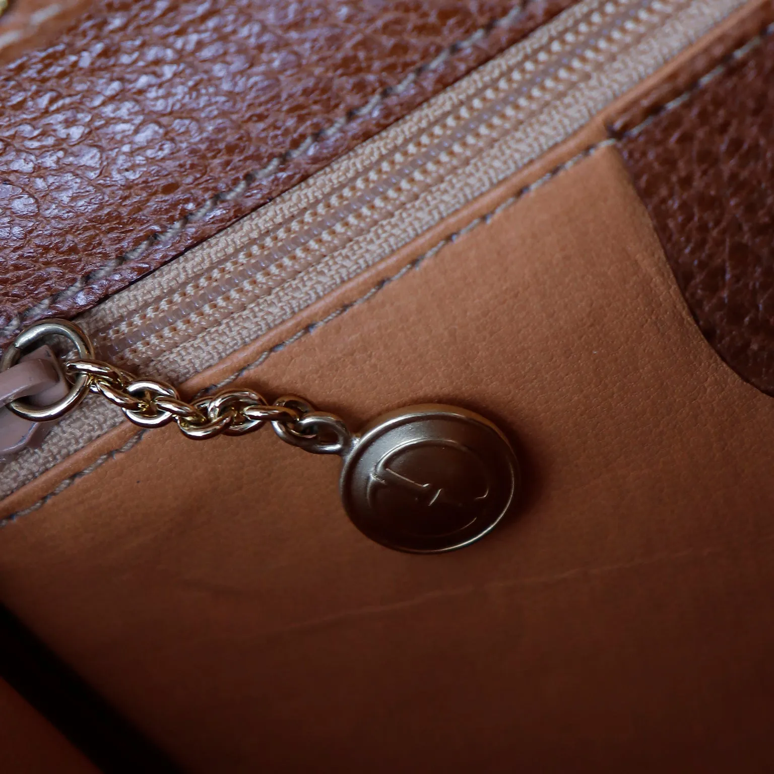 1980s Gucci Caramel Brown Leather Crossbody Shoulder Bag