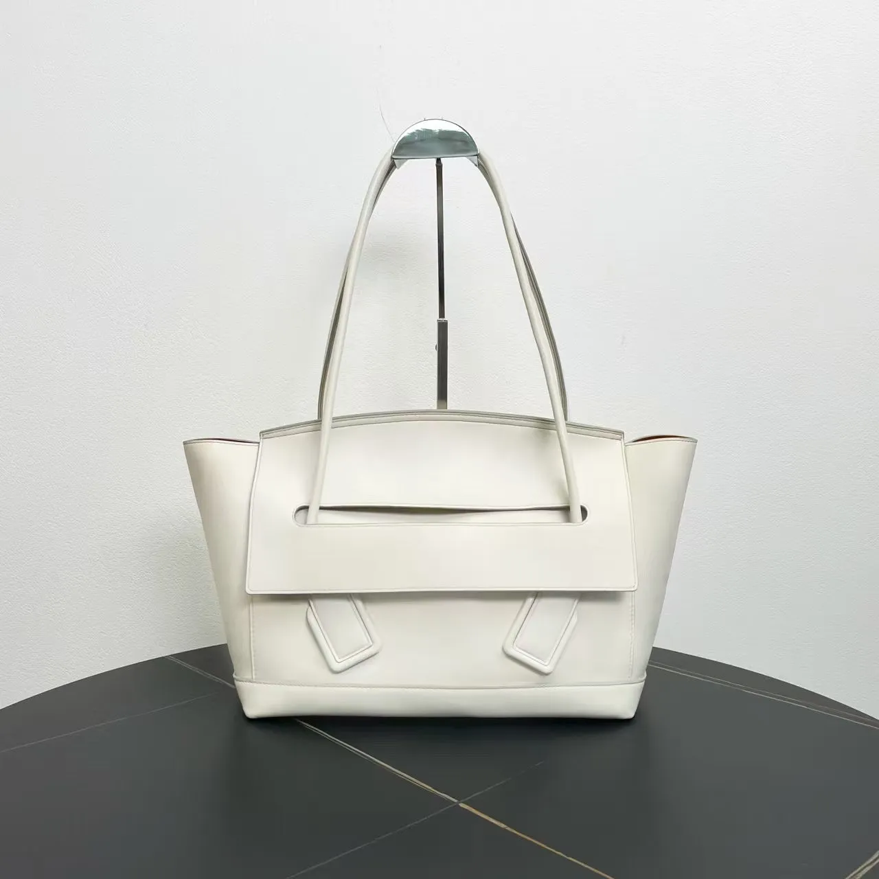 Bottega Veneta Acro White Tote Bag 32