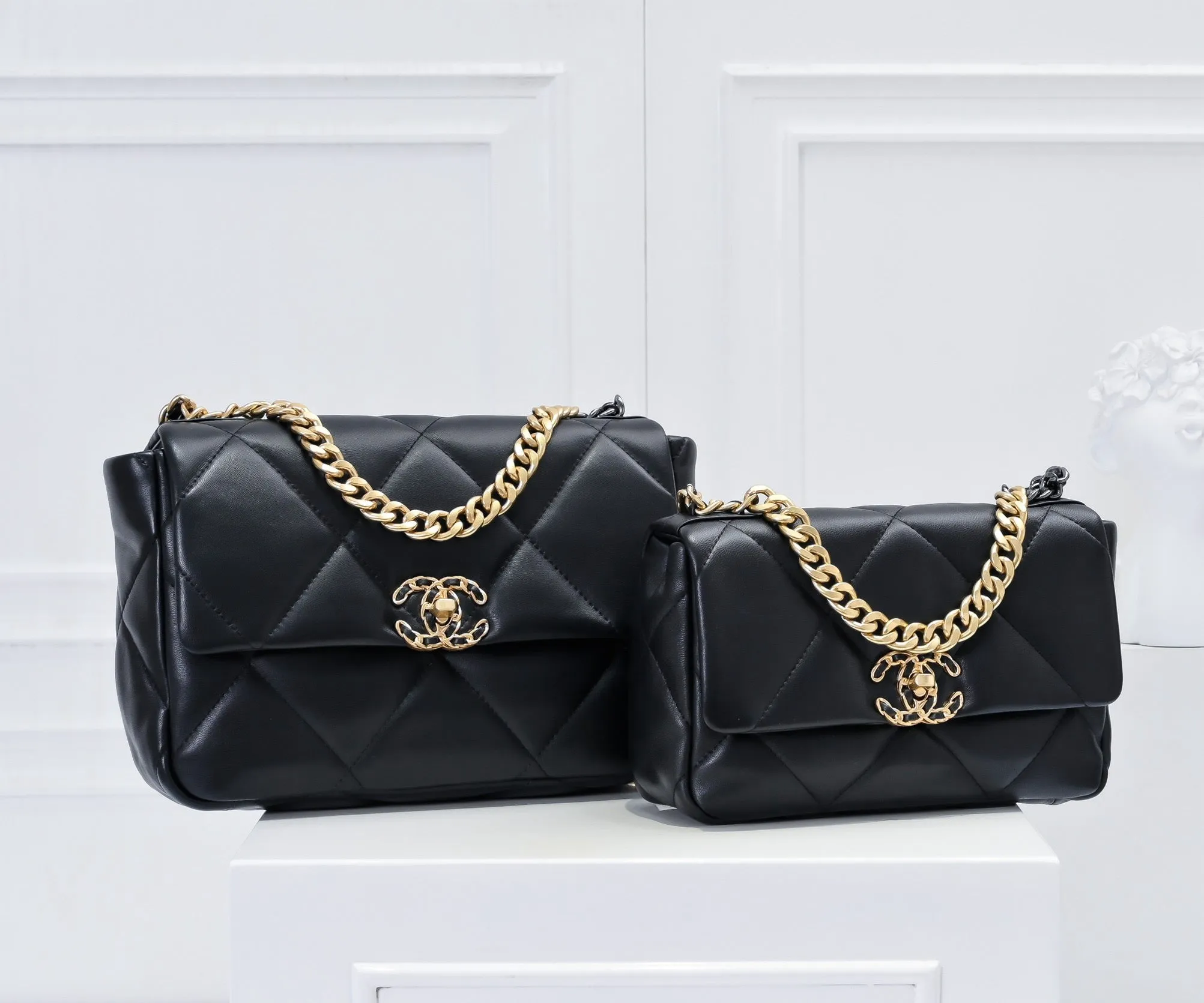 CC1070 CHANEL 19 Handbag / Small/Medium
