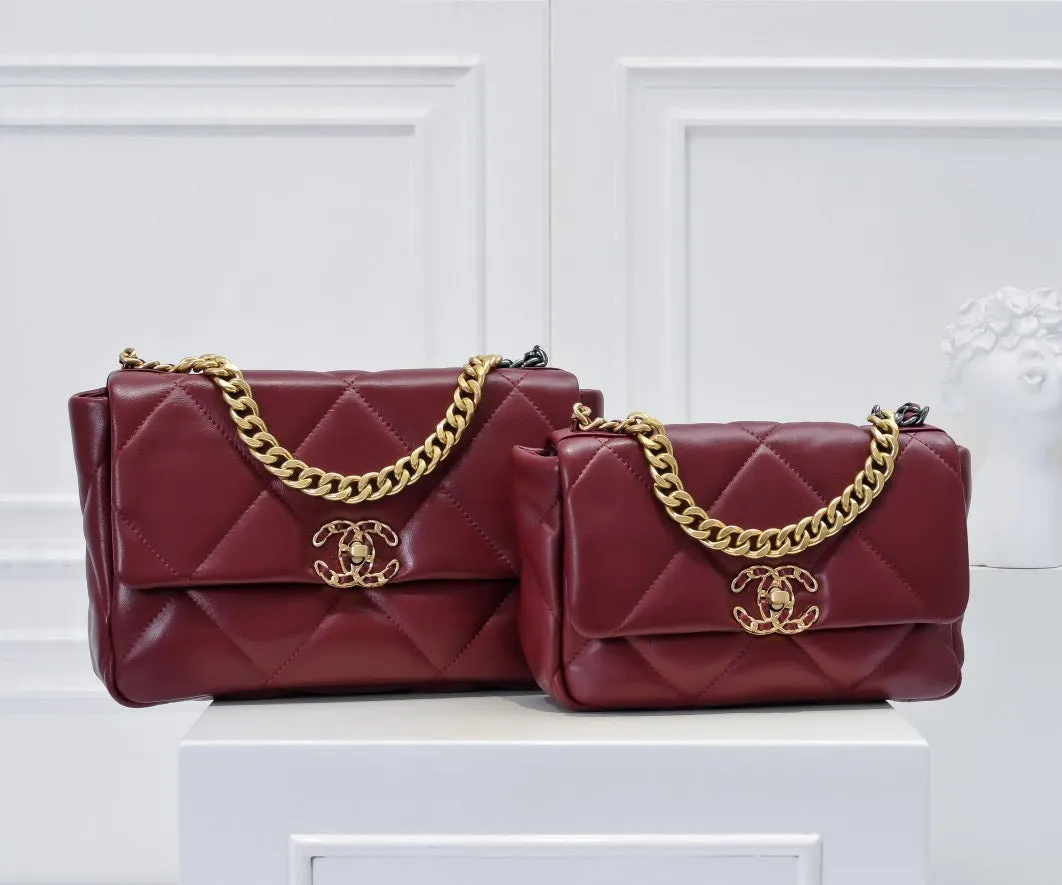 CC1070 CHANEL 19 Handbag / Small/Medium