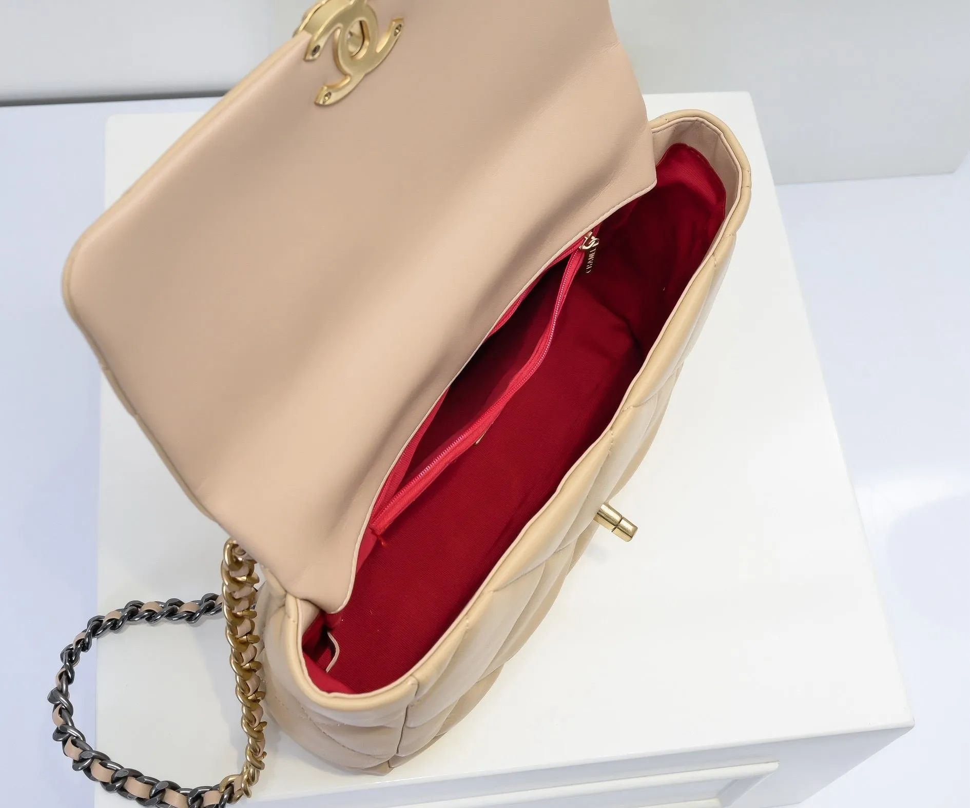 CC1070 CHANEL 19 Handbag / Small/Medium