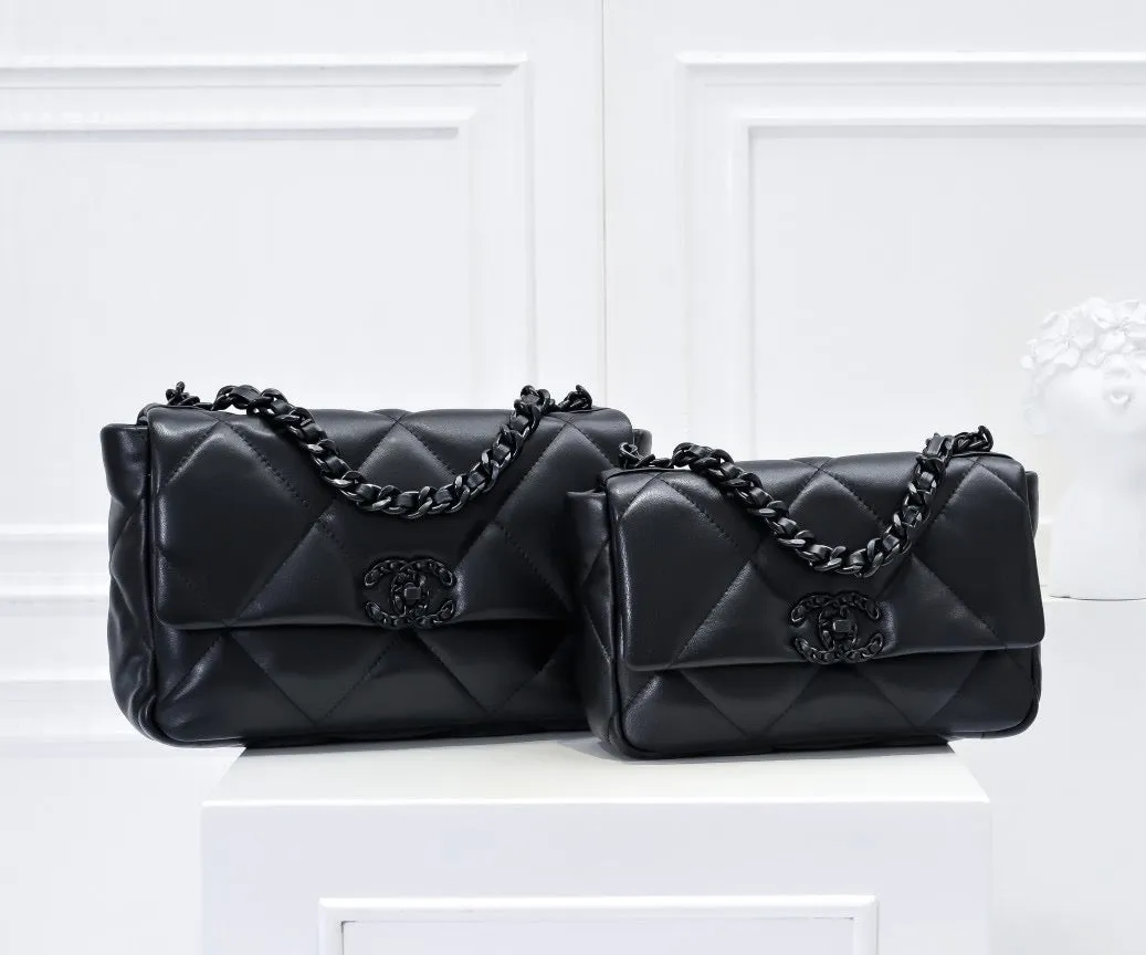 CC1070 CHANEL 19 Handbag / Small/Medium