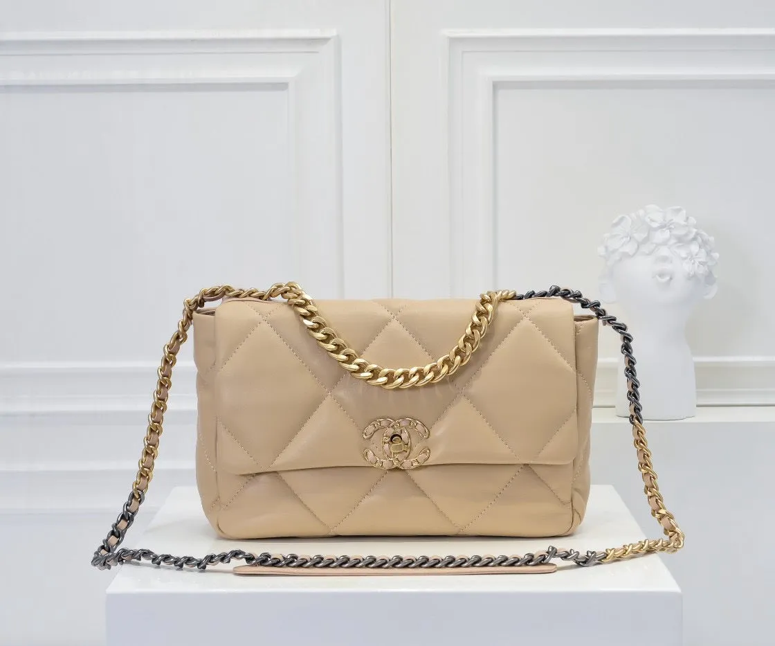 CC1070 CHANEL 19 Handbag / Small/Medium
