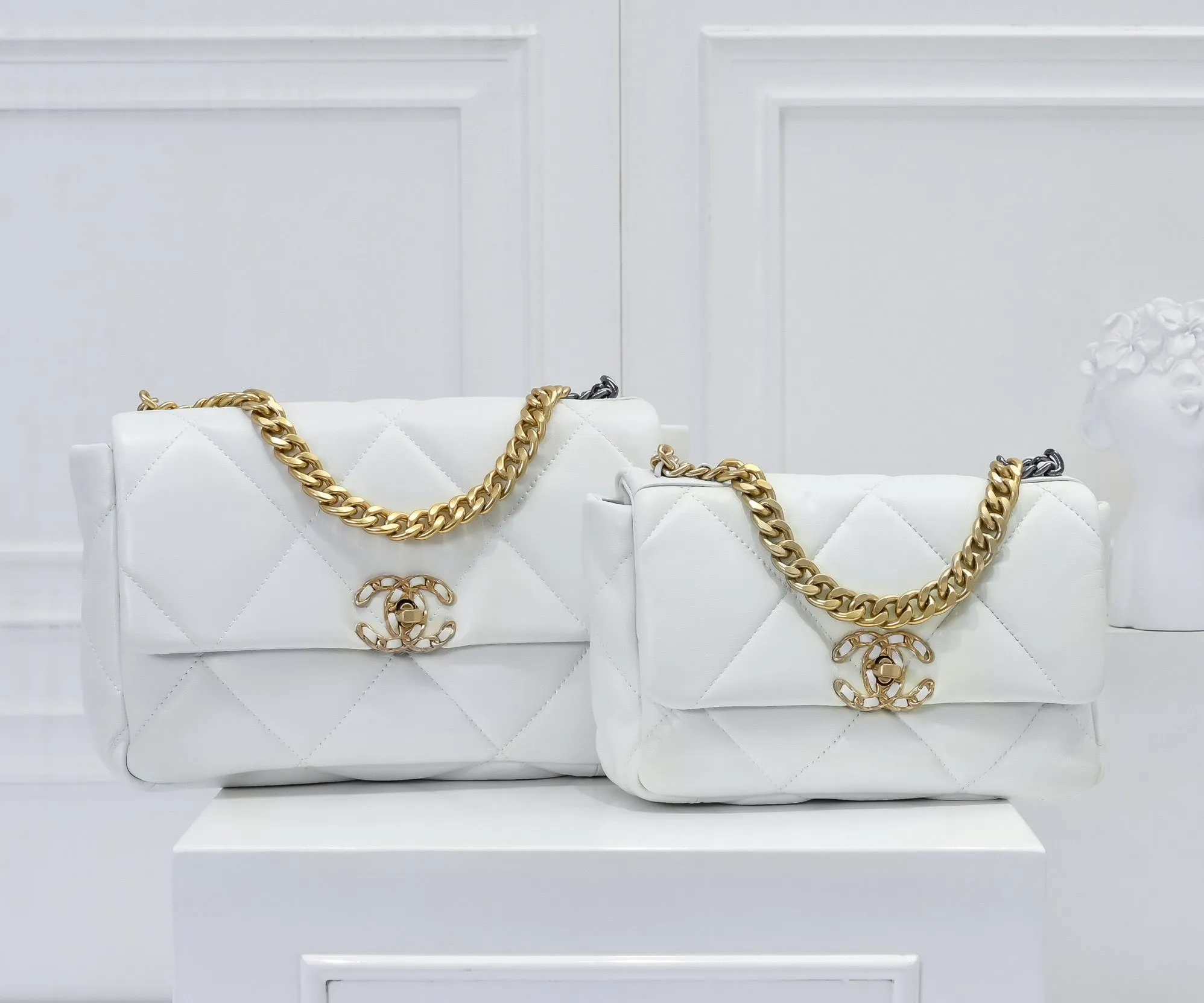 CC1070 CHANEL 19 Handbag / Small/Medium