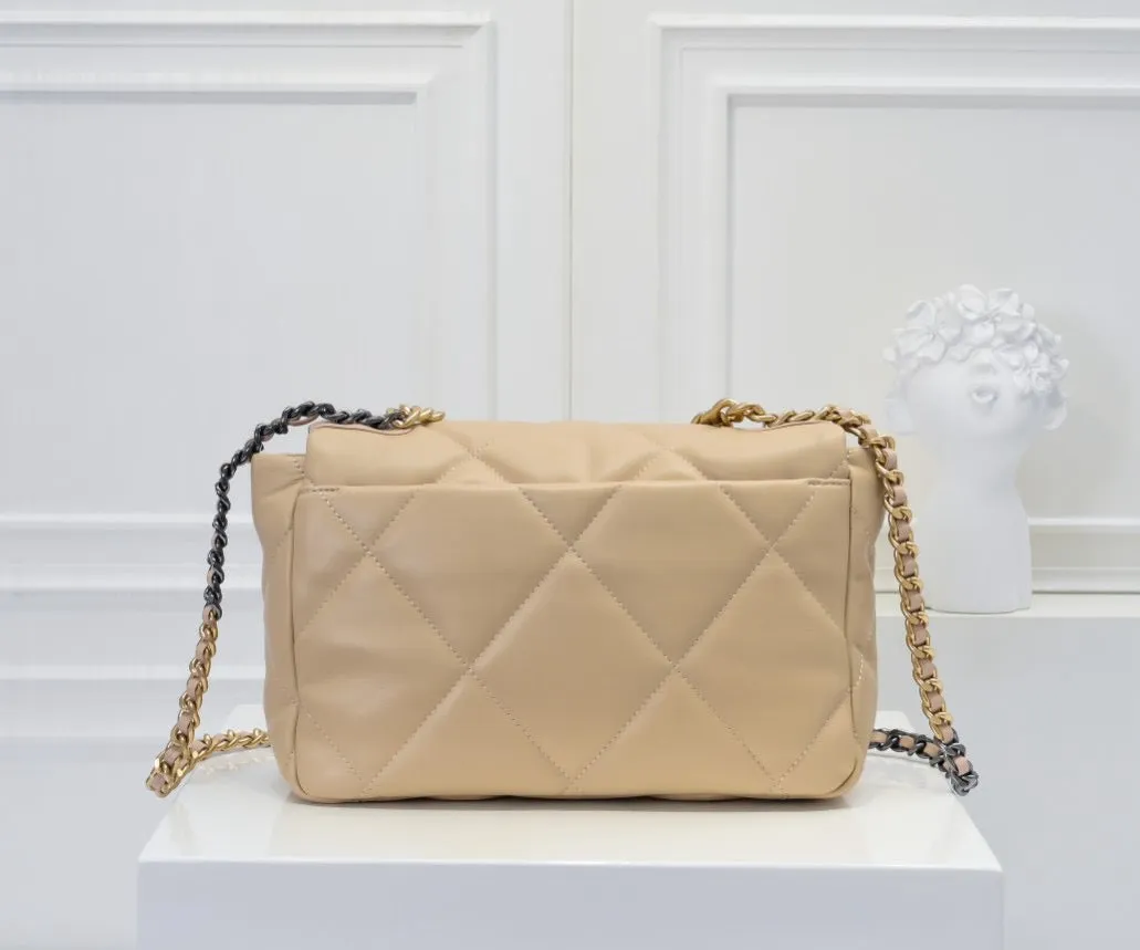 CC1070 CHANEL 19 Handbag / Small/Medium