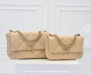 CC1070 CHANEL 19 Handbag / Small/Medium