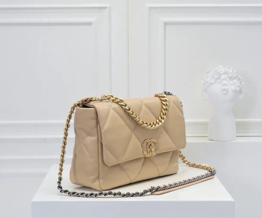 CC1070 CHANEL 19 Handbag / Small/Medium