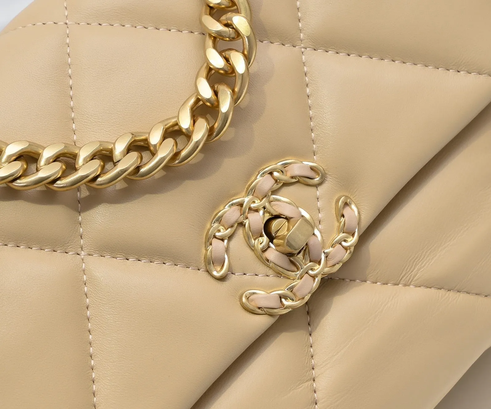 CC1070 CHANEL 19 Handbag / Small/Medium