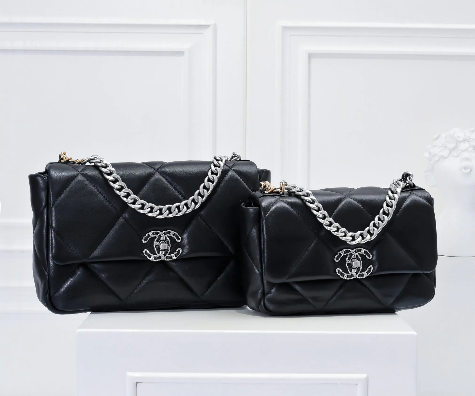 CC1070 CHANEL 19 Handbag / Small/Medium