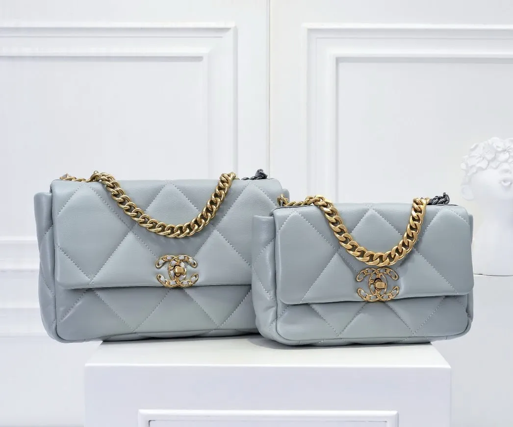 CC1070 CHANEL 19 Handbag / Small/Medium