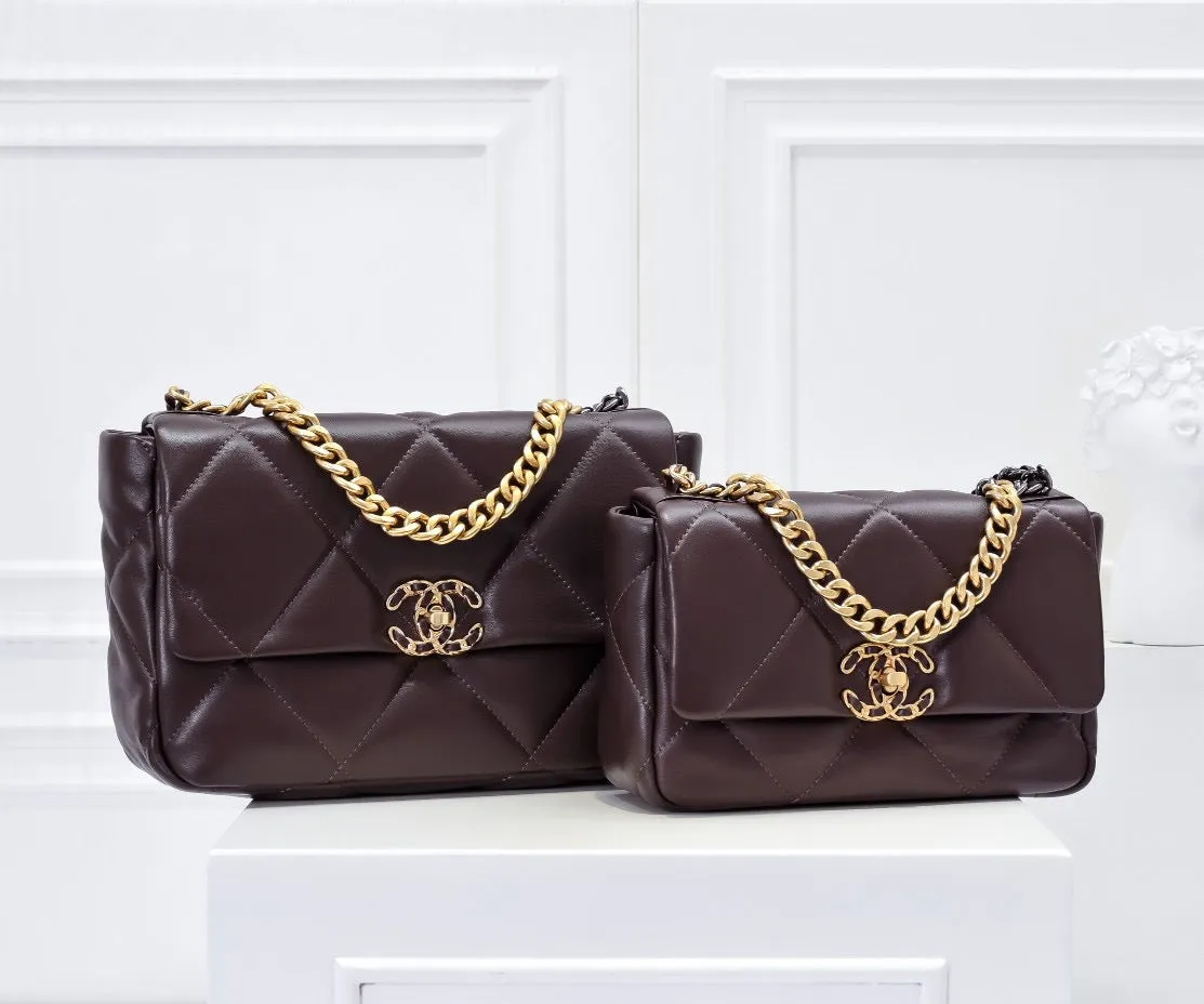 CC1070 CHANEL 19 Handbag / Small/Medium