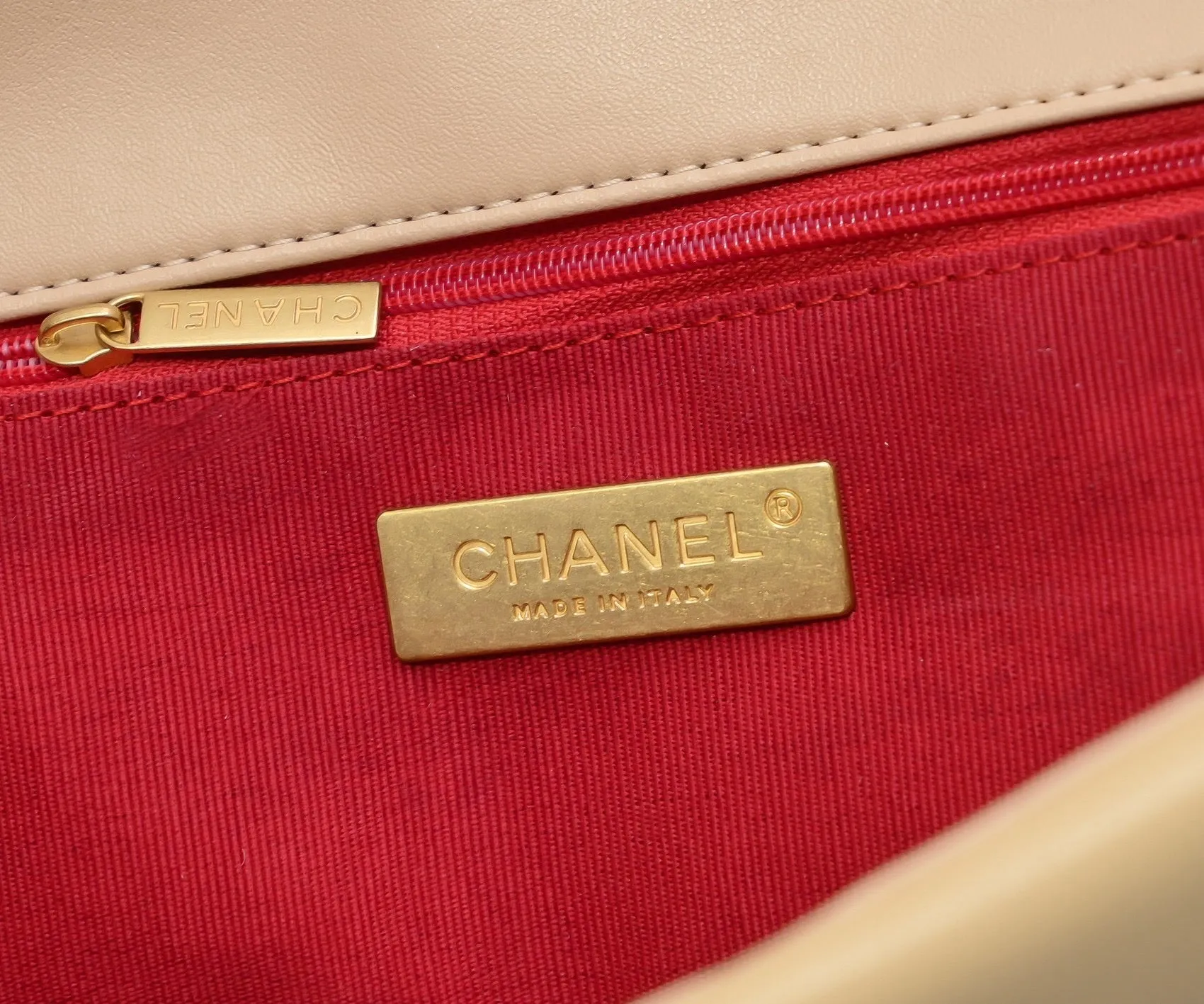 CC1070 CHANEL 19 Handbag / Small/Medium