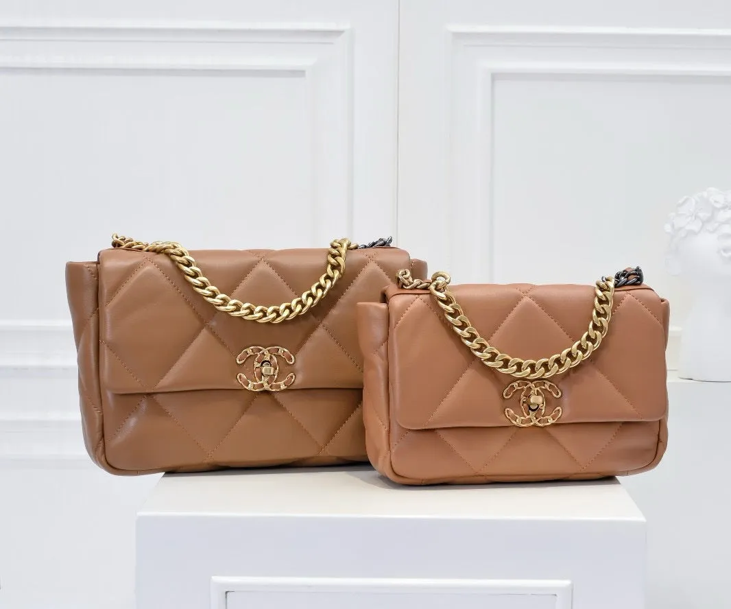 CC1070 CHANEL 19 Handbag / Small/Medium