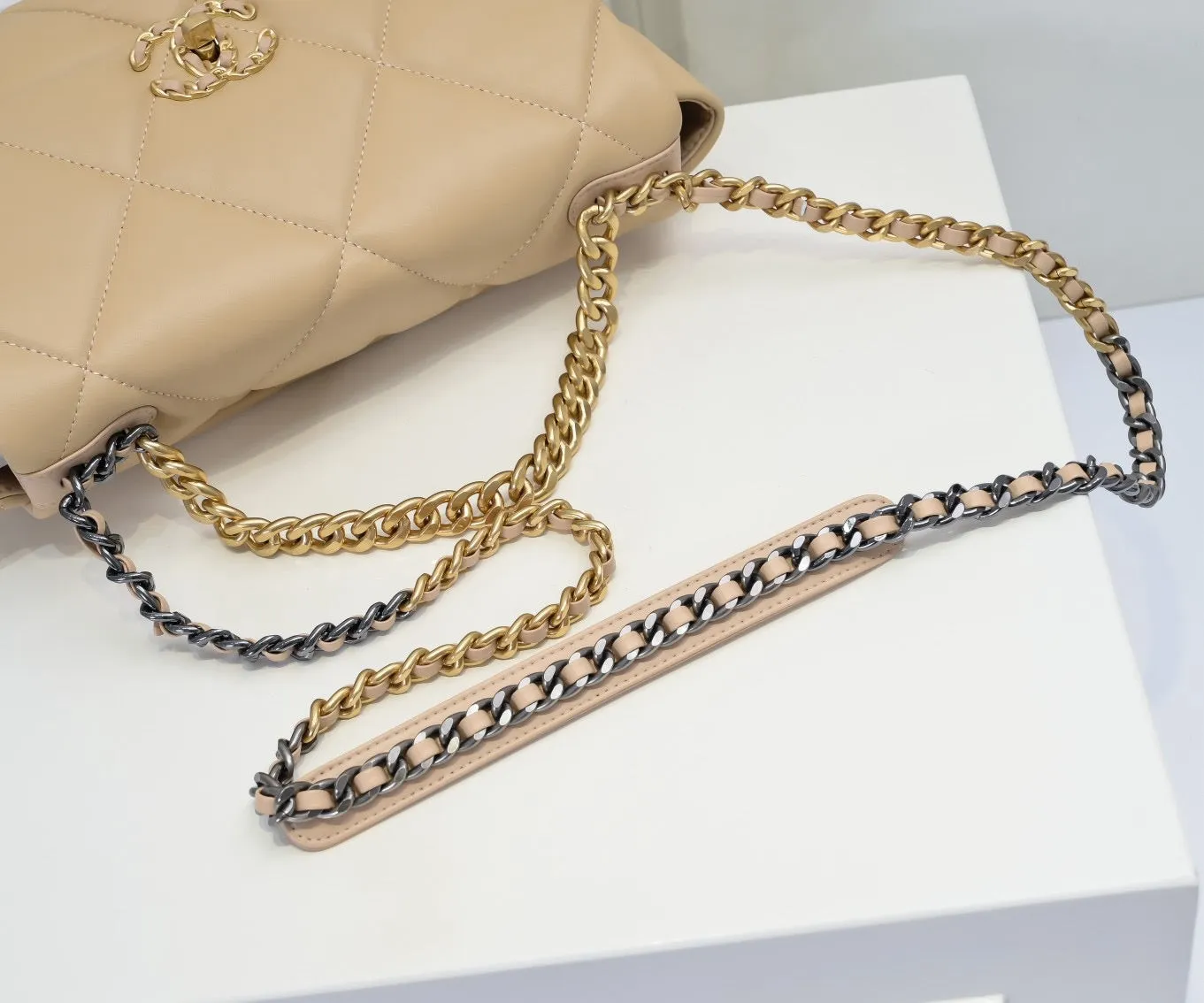 CC1070 CHANEL 19 Handbag / Small/Medium