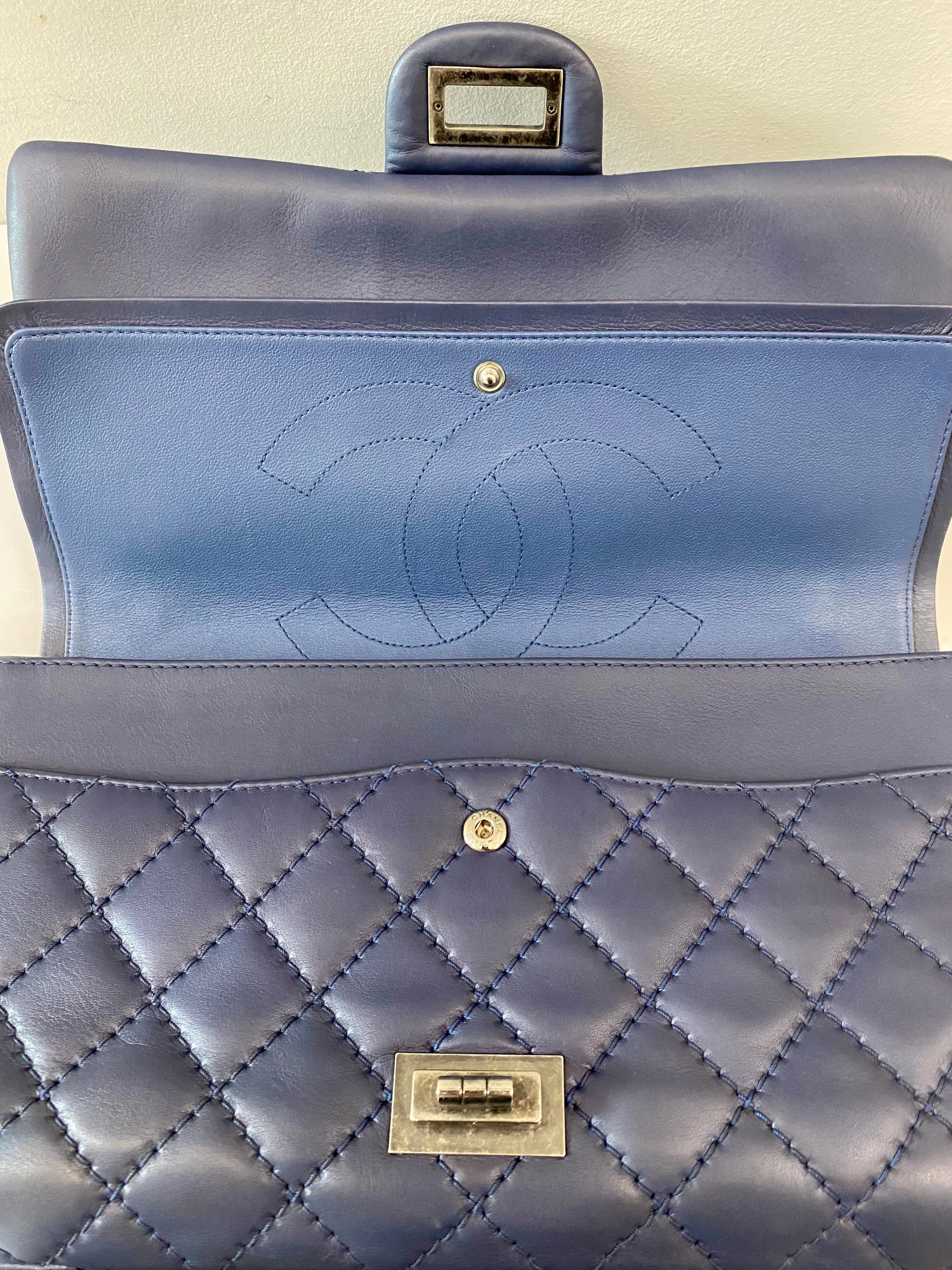 CHANEL 2.55 REISSUE DOUBLE FLAP CALFSKIN LEATHER 226 SHOULDER BAG