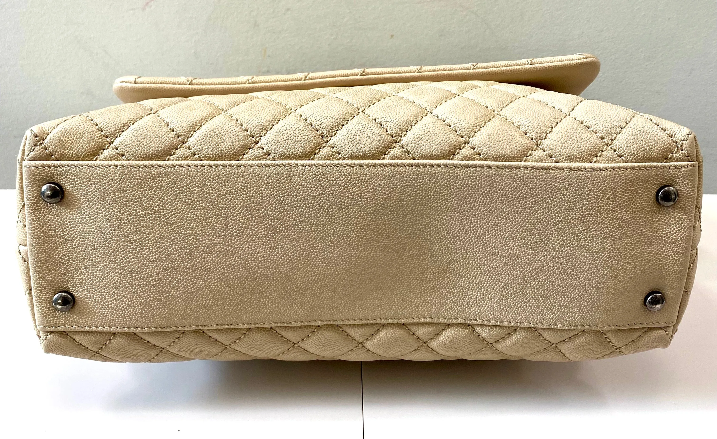 CHANEL CAVIAR QUILTED MEDIUM COCO HANDLE FLAP BAG