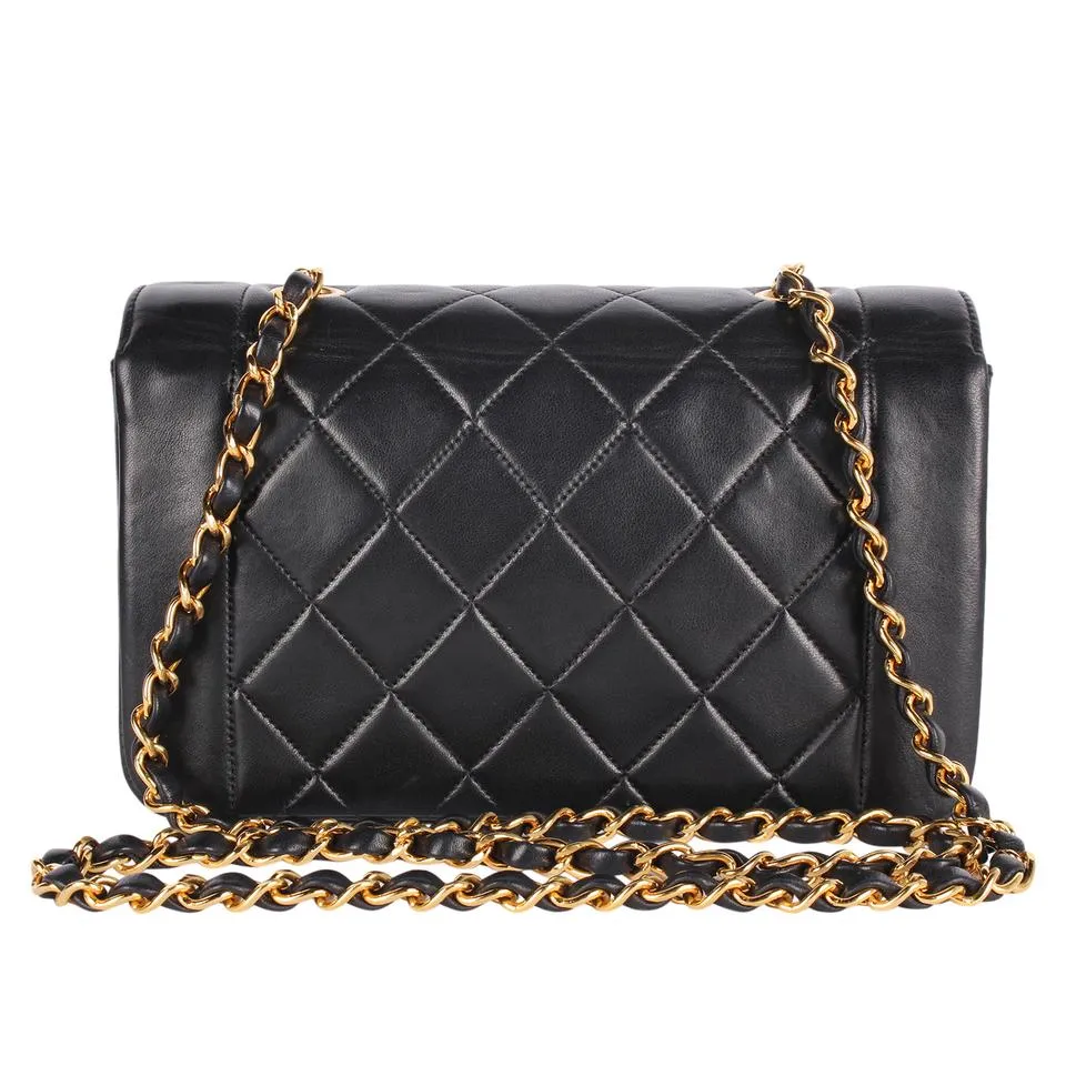 Classic Flap CC Leather Diana 22 Cross Body Bag