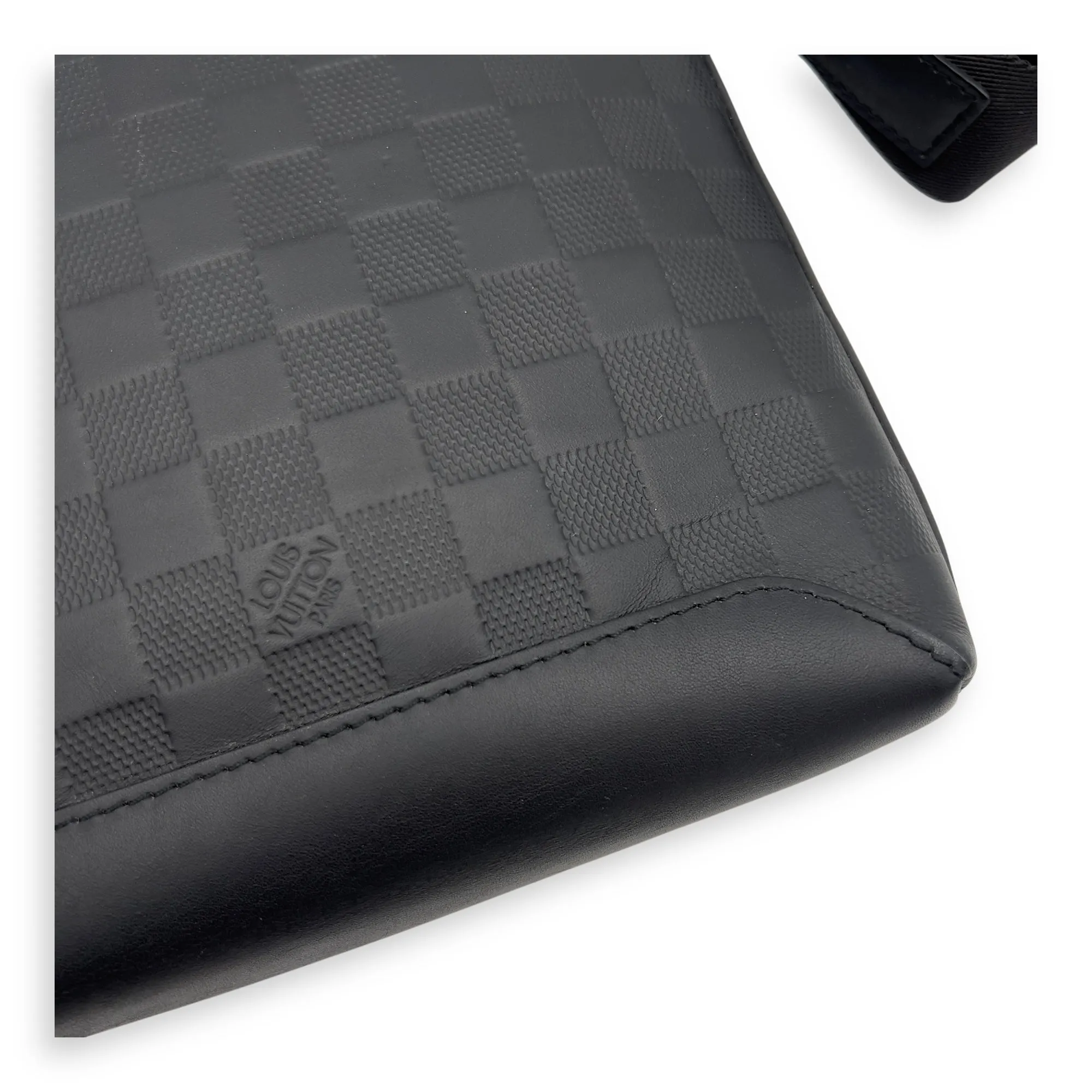 Discovery Messenger Black in Calfskin, Silver hardware