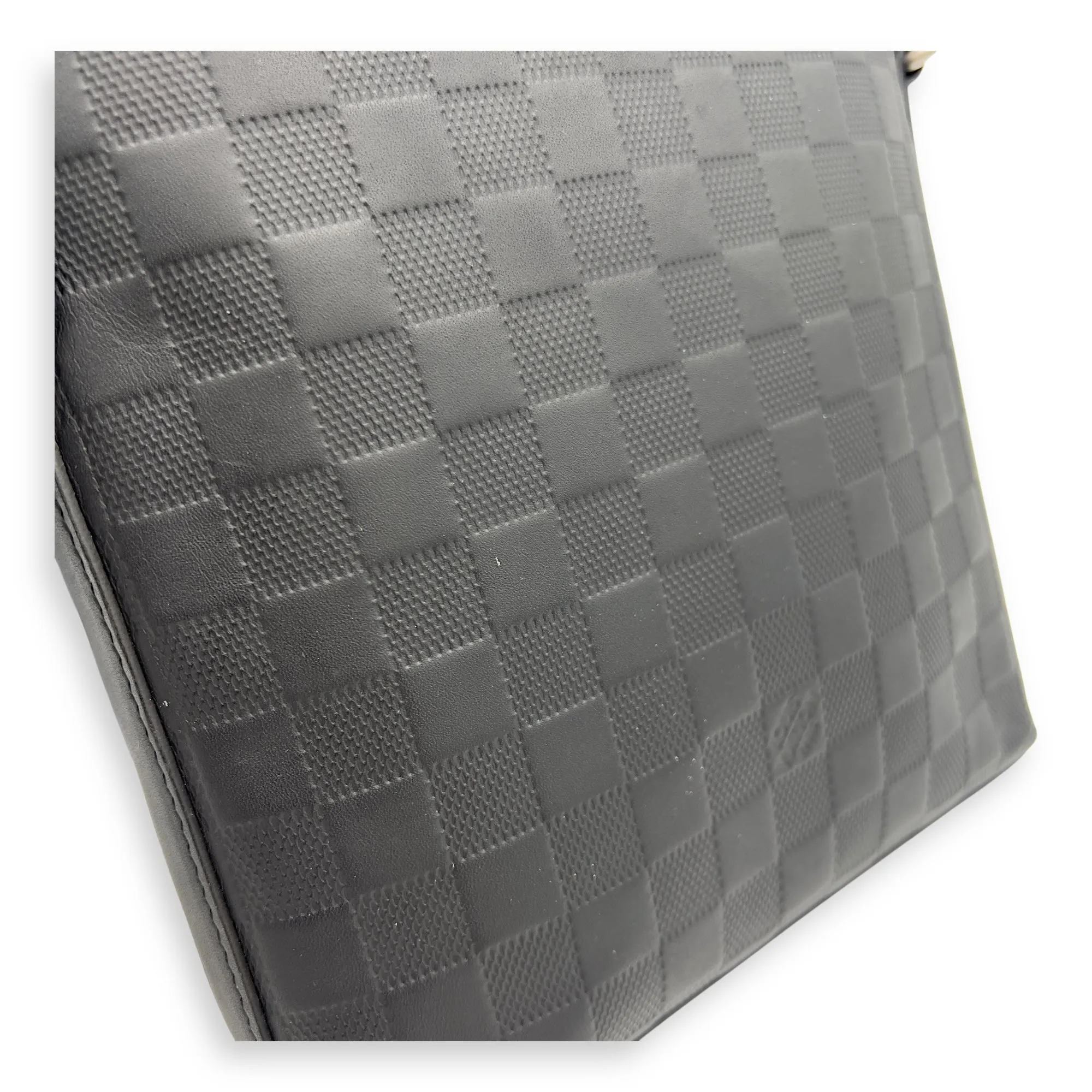 Discovery Messenger Black in Calfskin, Silver hardware