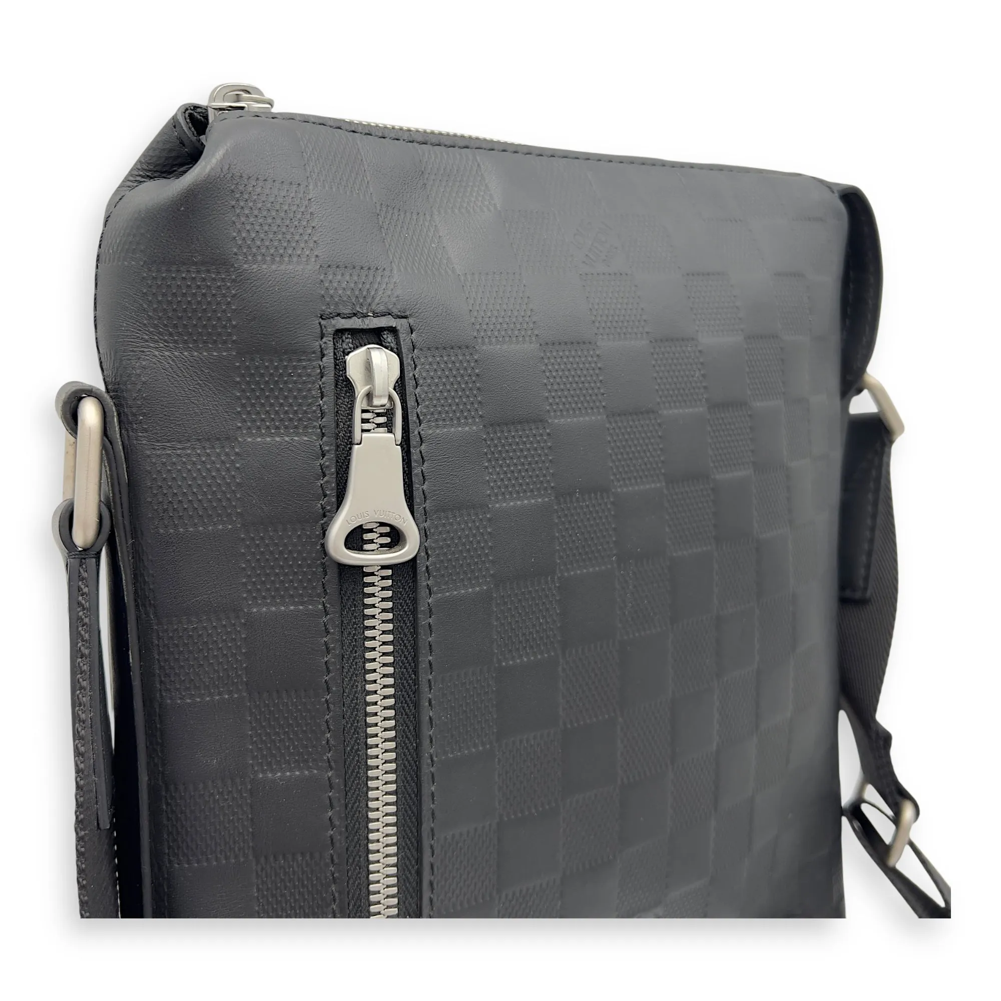 Discovery Messenger Black in Calfskin, Silver hardware