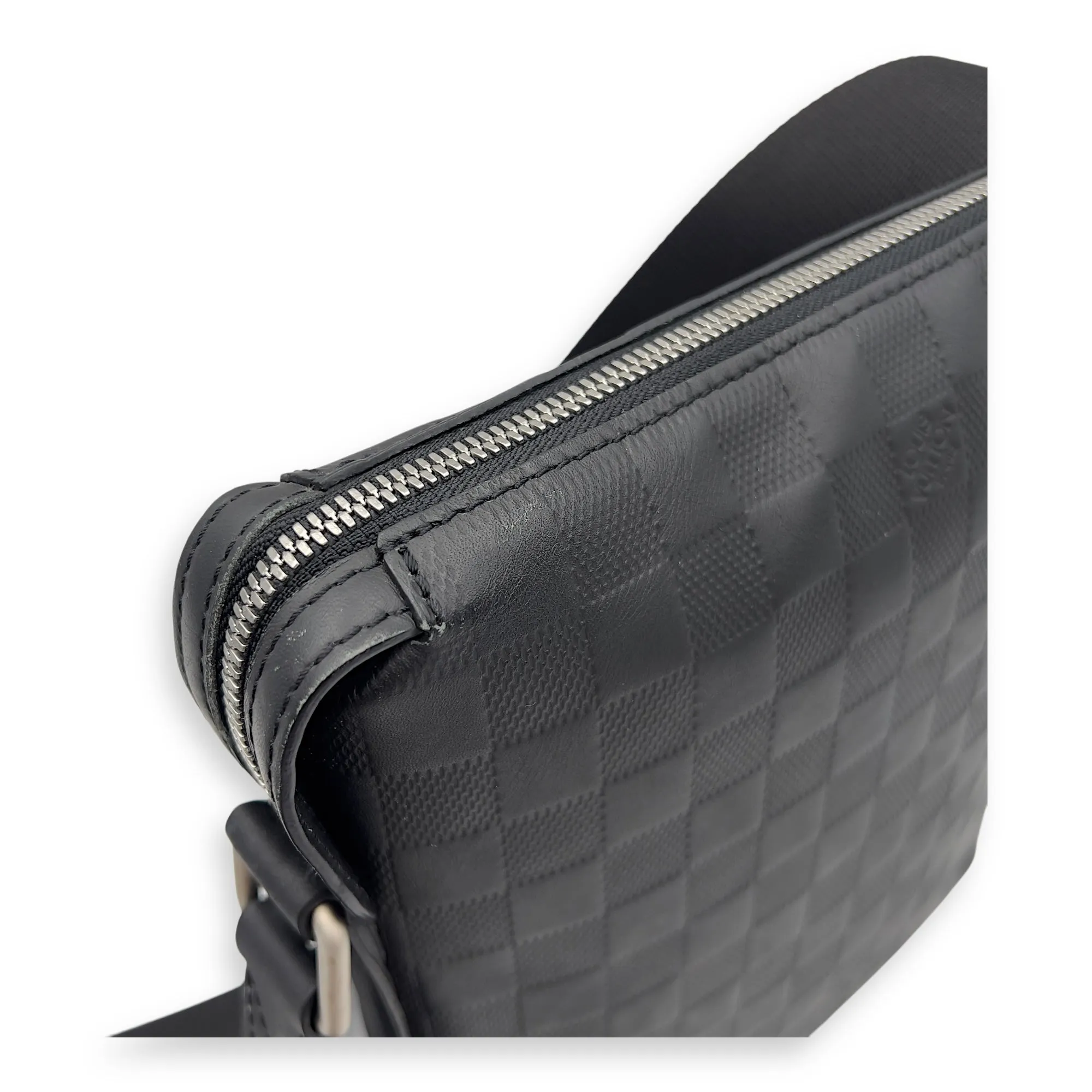 Discovery Messenger Black in Calfskin, Silver hardware