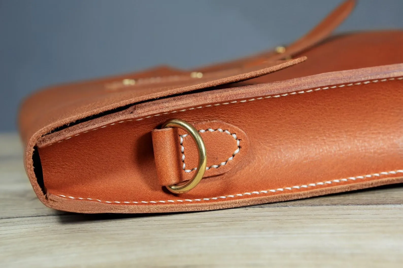 Handmade vegetable tanned leather computer carry bag