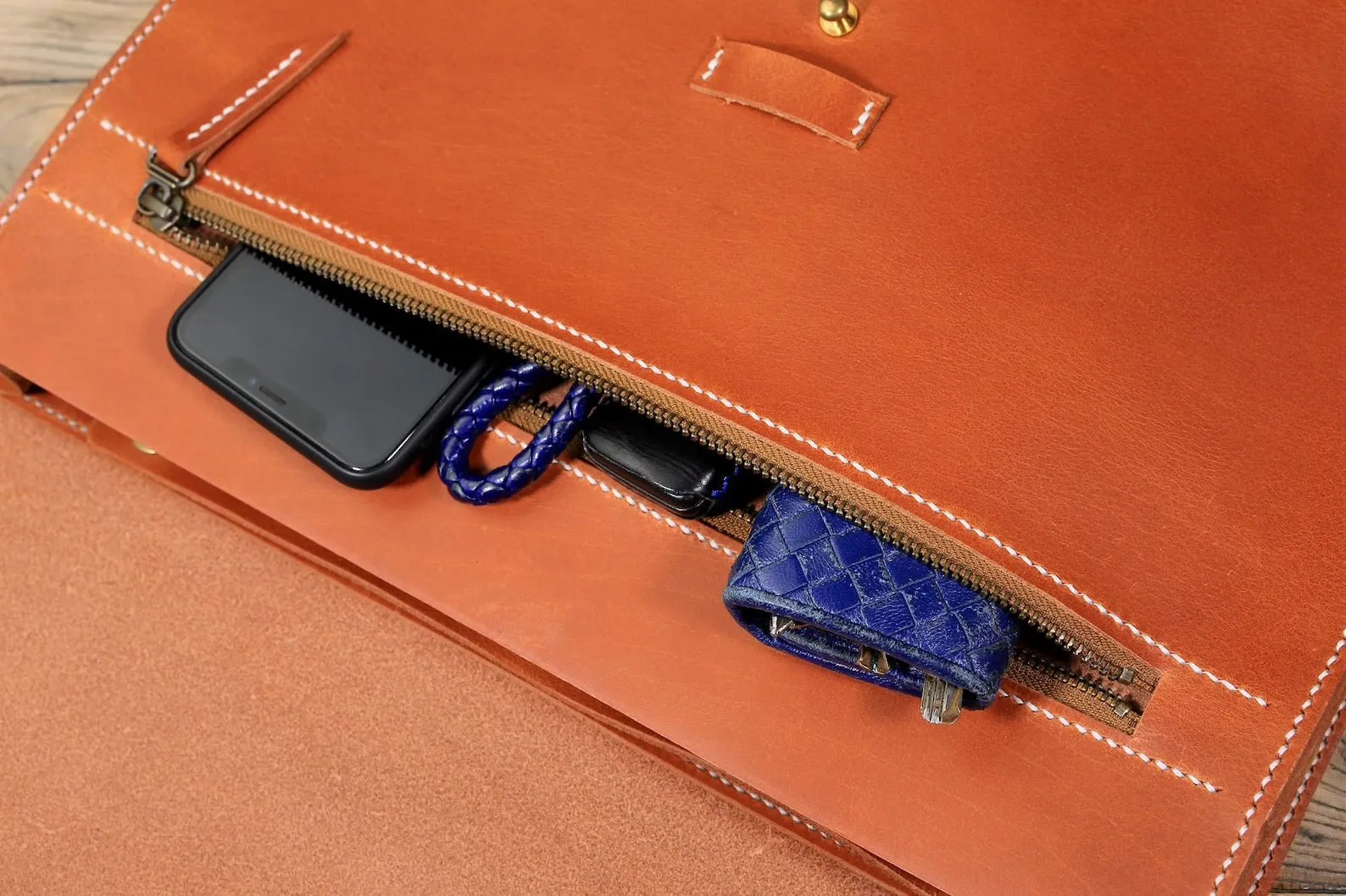 Handmade vegetable tanned leather computer carry bag