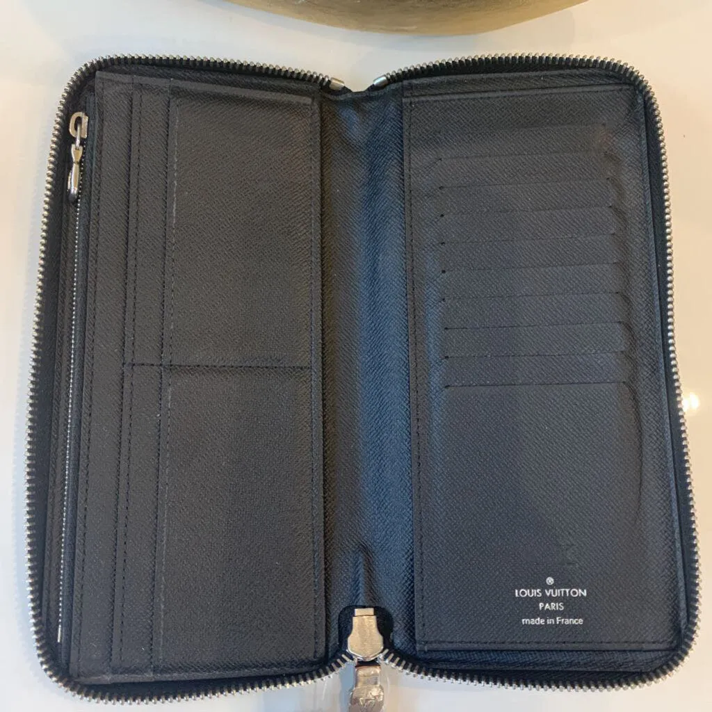 Louis Vuitton 2020 Black Epi Leather Zippy Vertical Wallet