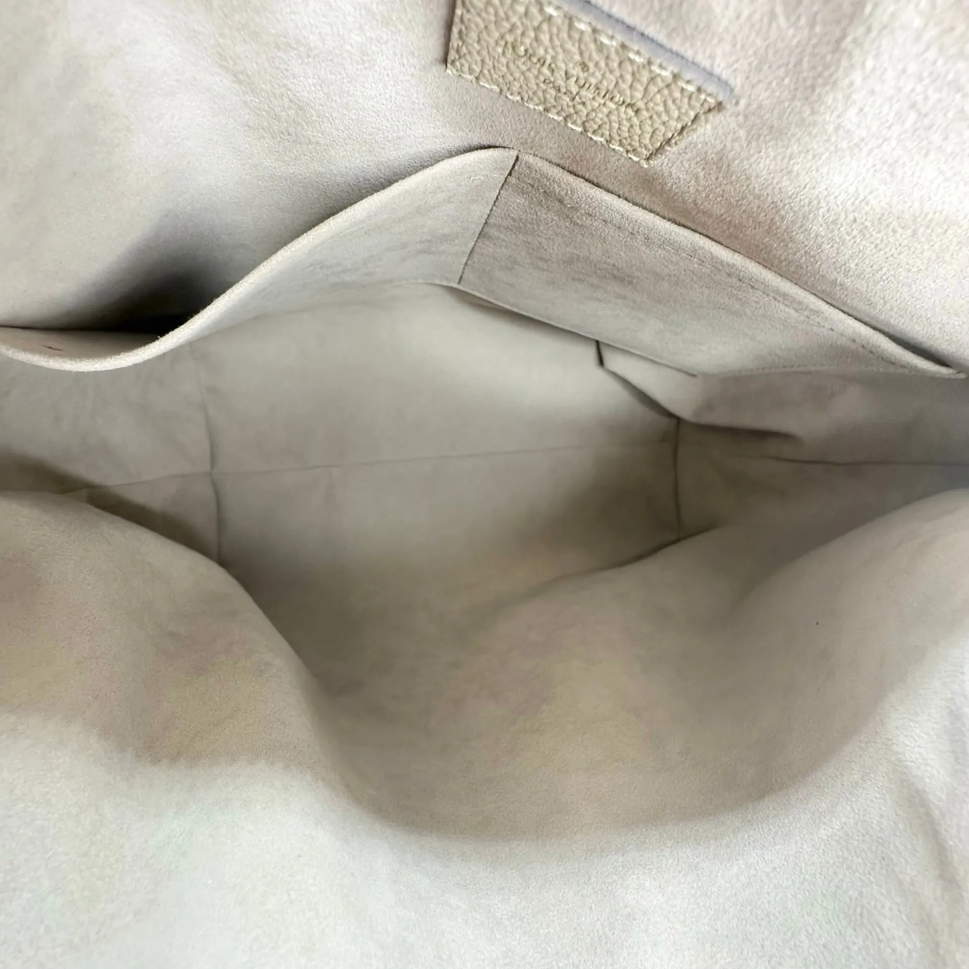LOUIS VUITTON: Monogram Empreinte Maida Hobo