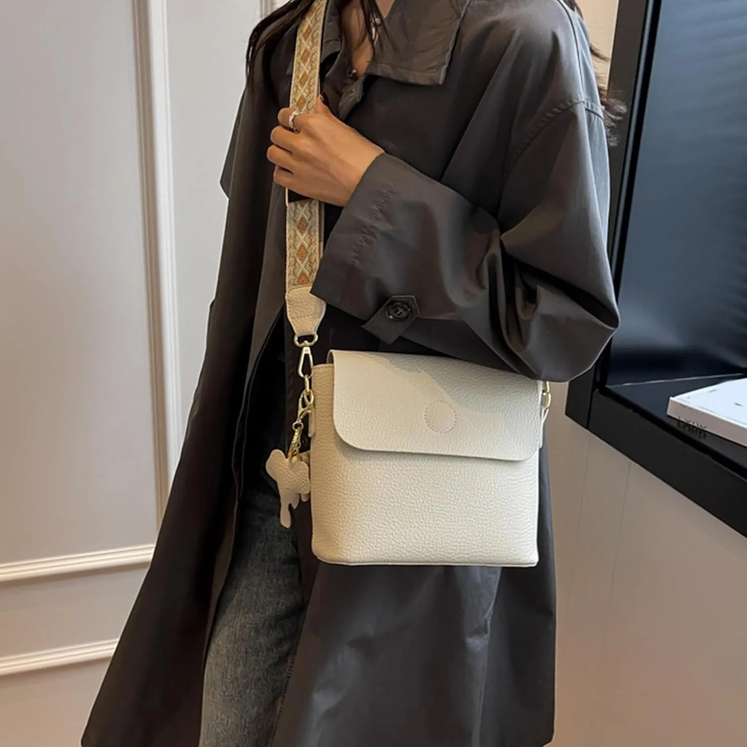 WUURAA Women's Plain Crossbody Bag Girls PU Leather Shoulder Bag Women's Bucket Messenger Bag Small Square Bag for Everyday Use